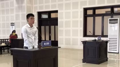 Hắt cả ca a xít vào mặt bạn gái đang mang thai vì cuồng ghen
