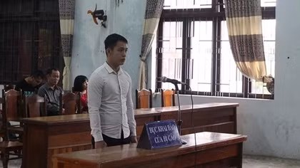 Mua ma túy rồi rủ bạn vào khách sạn lắc tập thể