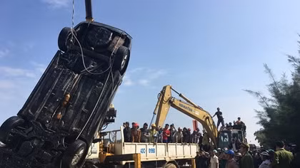 Hé lộ nguyên nhân ô tô lao xuống sông Hoài 