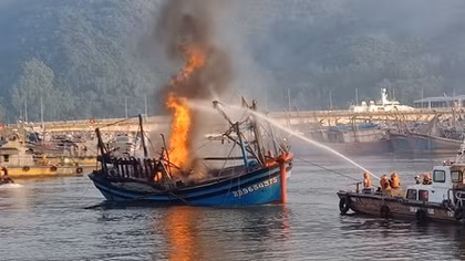 Cháy lớn tại cảng cá Thọ Quang, 3 tàu cá bị thiêu rụi