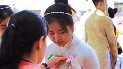 Tặng “Bông hồng cài áo” cho du khách tại Lễ hội Vu Lan báo hiếu 