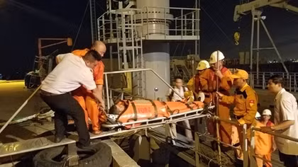 Kịp thời cứu sống thuyền viên nước ngoài gặp nạn trên biển