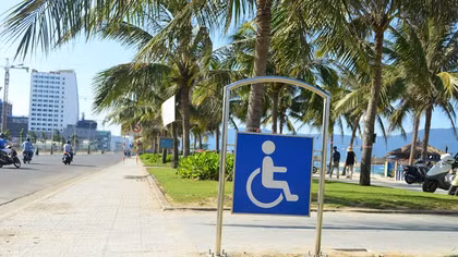 Lần đầu tiên biển Đà Nẵng có lối đi riêng cho người khuyết tật