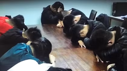 Liên hoan mừng hết cách ly, nhóm thanh niên mời chân dài tham gia "tiệc lắc"