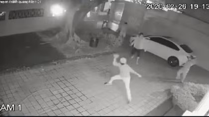 Khởi tố vụ giang hồ cầm dao đập phá biệt thự Tổng giám đốc