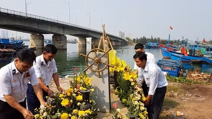 Trao quà cho cựu binh và thân nhân liệt sĩ Gạc Ma