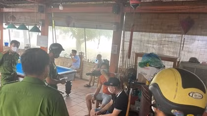 Chủ nhà hàng cùng 3 khách đánh bi-a nộp phạt 63 triệu đồng