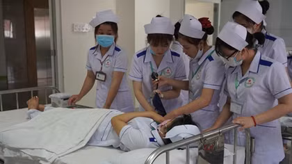 SV Đà Nẵng thực tập nghề Điều dưỡng