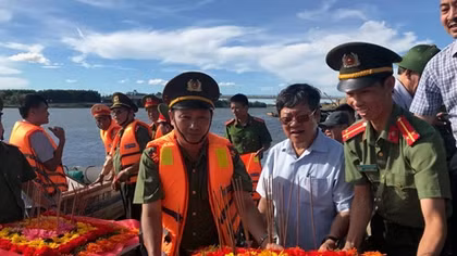 Báo CAND tri ân các Anh hùng liệt sĩ ở Thành cổ Quảng Trị