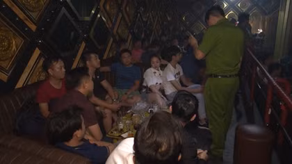 Đột kích bar đã đổi tên vì vi phạm, phát hiện 35 nam nữ dương tính với ma túy 