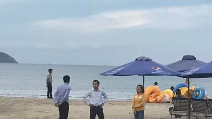  Bí thư Thành ủy Đà Nẵng một mình “thị sát” ô nhiễm bãi biển