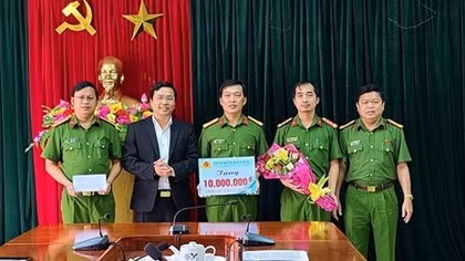 Khen thưởng thành tích triệt phá đường dây cung cấp ma túy cho quán bar, karaoke