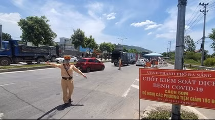 CSGT bám chốt, cùng Đà Nẵng chống COVID-19 giữa nắng nóng 40 độ