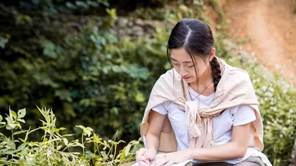 Hoa hậu Lương Thùy Linh kêu gọi chung tay thực hiện “ Đắp đường, xây ước mơ”.