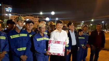Chuyện tết của những người làm sạch đẹp đường phố 