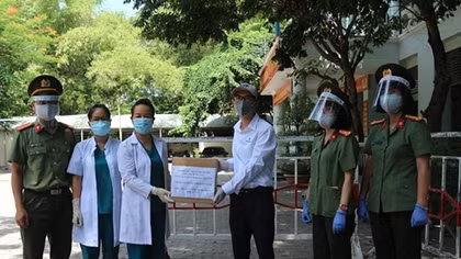 Hỗ trợ vật tư, y tế cho các bệnh viện và bệnh xá Công an chống dịch COVID-19