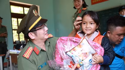 Công an Đà Nẵng đem Trung Thu đến với trẻ em nghèo vùng núi 