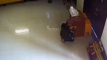 Clip tố nam thanh niên giả Phật tử vào chùa trộm tiền công đức