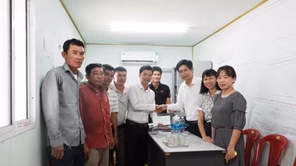 Trao thưởng đột xuất cho đội công nhân phát hiện ra súng thần công