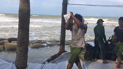 Khẩn cấp ngăn sạt lở nghiêm trọng bờ biển Cửa Đại