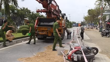 Xe tải bơm bê tông cán tử vong người chạy cùng chiều