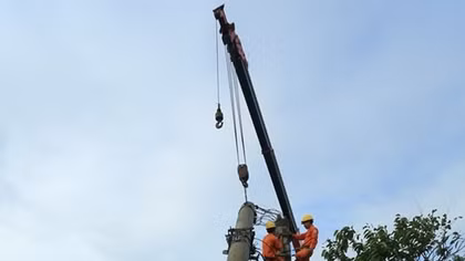 Điện lực miền Trung thiệt hại hơn 172 tỉ đồng cho bão số 12. 