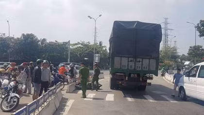 Xe máy bị cuốn vào gầm xe tải, một phụ nữ tử vong thương tâm 