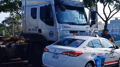 Xe container đâm taxi đang chở khách rồi đẩy xa hàng chục mét