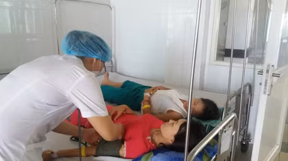 Hàng chục người phải nhập viện vì ngộ độc khi đi du lịch
