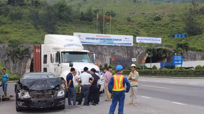  3 ô tô va chạm liên hoàn trong hầm Hải Vân 