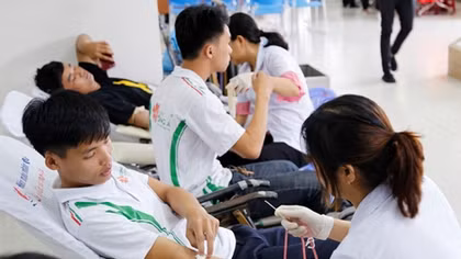 Sinh viên tham gia hiến máu phục vụ công tác cứu chữa bệnh nhân 