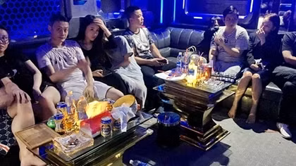 10 khách Trung Quốc dương tính với ma túy trong quán karaoke Hoàng Gia