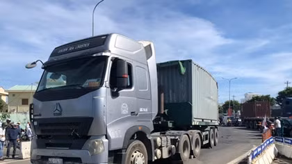 Mẹ chở con đi học gặp TNGT thương tâm