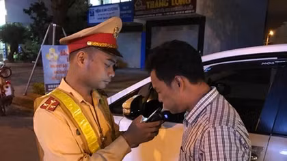 Đà Nẵng tuyên truyền không uống rượu bia cho tài xế taxi