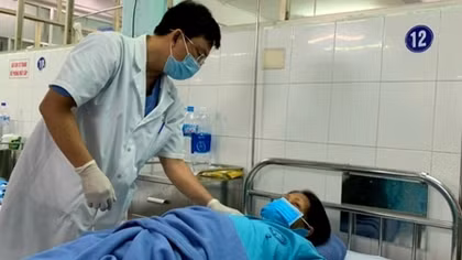 Hai con sán lá gan lớn sống trong ống mật chủ bệnh nhân