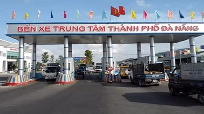 Xếp hàng từ mờ sáng mua vé xe về quê ăn Tết
