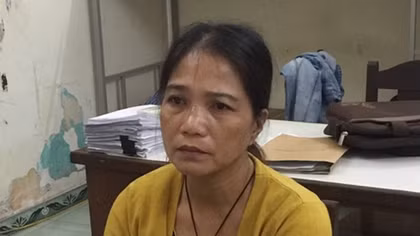 Mẹ lôi kéo con gái 16 tuổi đi bán ma túy