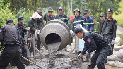 Công an Đà Nẵng giúp dân làm đường liên thôn giữa thời tiết nắng nóng