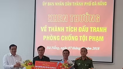Khen thưởng Ban chuyên án vụ bắt 10 tấn ngà voi nhập lậu