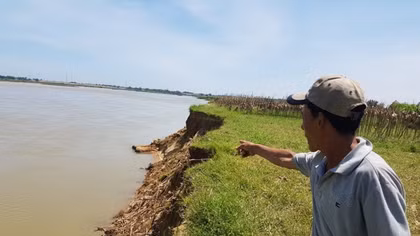 Nông dân hoang mang vì ghe hút cát uy hiếp “chiếm” đất canh tác 