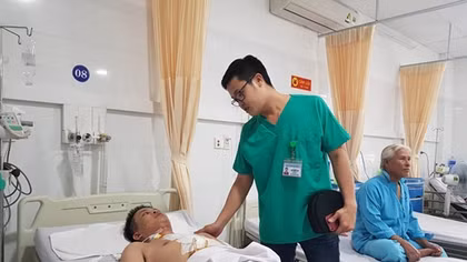 Trượt chân ngã, người đàn ông bị kéo đâm thủng tim