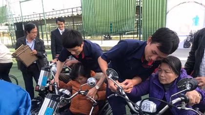 Nhóm chế tạo Robot ĐH Duy Tân sáng chế xe lăn điện tặng người khuyết tật