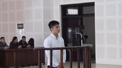 Hotboy đâm người yêu cũ vì ghen lĩnh 9 năm tù