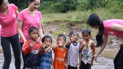 Thí sinh Hoa hậu Việt Nam 2018 lội suối vẽ giấc mơ “Mang nước sạch về bản làng”