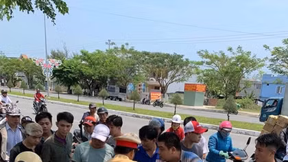  CSGT truy bắt hai “quái xế” cướp giật tài sản