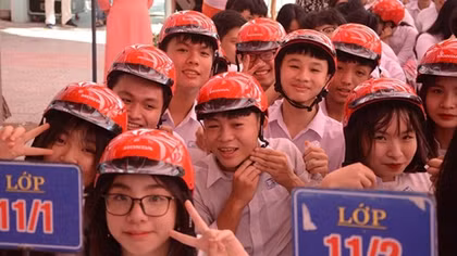Trao tặng 20.000 mũ bảo hiểm cho học sinh, sinh viên và người dân