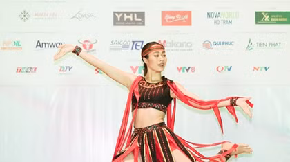 Thí sinh Miss World Việt Nam thể hiện tài năng qua hoá thân thành thiếu nữ các dân tộc anh em