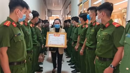 Trao tặng Bằng "Tổ quốc ghi công" cho thân nhân 2 liệt sĩ Công an 