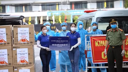 Báo Công an nhân dân và nhà tài trợ trao 7.000 bộ đồ bảo hộ y tế cho 7 bệnh viện ở Đà Nẵng 