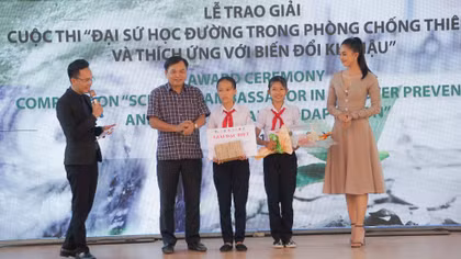  Hai nữ sinh lớp 7 đoạt giải đặt biệt “đại sứ học đường trong phòng, chống thiên tai và thích ứng biến đổi khí hậu”